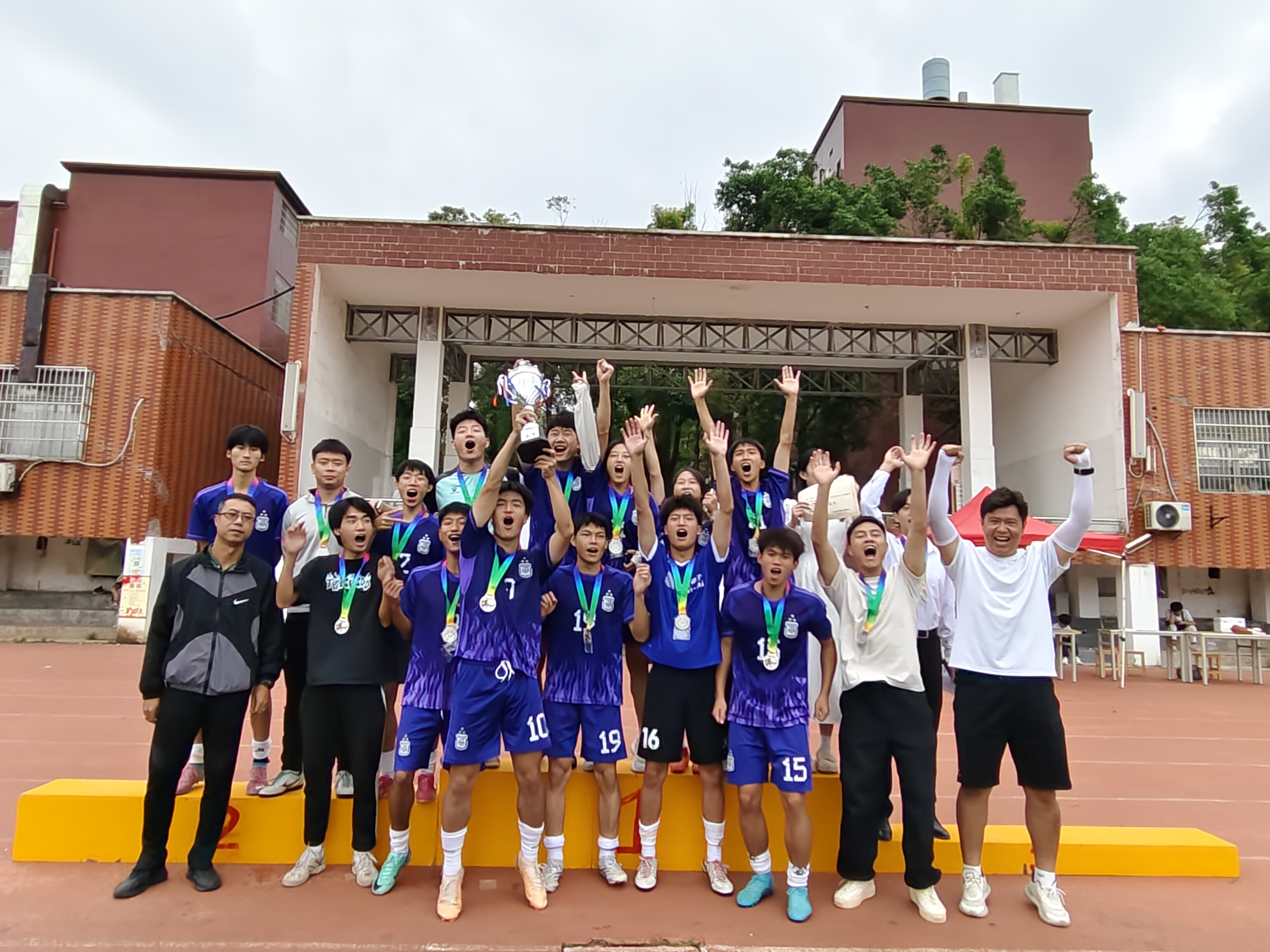 体育比赛中的角逐令人捧腹大笑