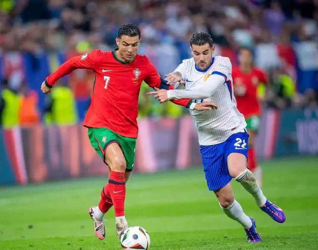  C罗在塞尔维亚队比赛中突破纪录，逆转引发热议！